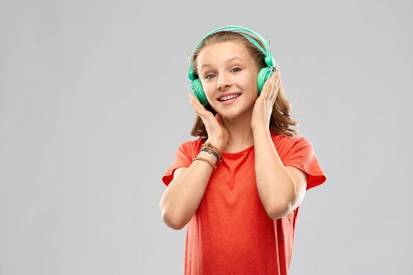 Adolescente feliz con auriculares — Foto de Stock