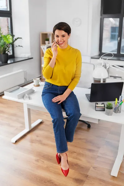 Glückliche Frau und telefonieren im Büro mit dem Smartphone — Stockfoto