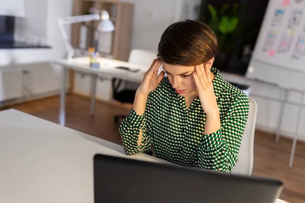 Mulher de negócios estressada no escritório da noite — Fotografia de Stock