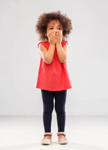 Confused african american girl covering mouth — Stock Photo, Image