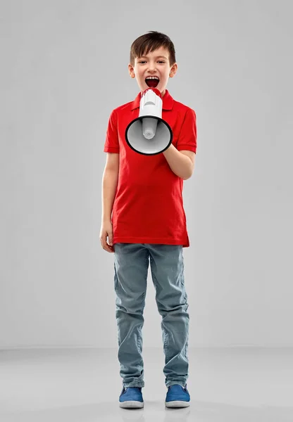 Мальчик в красном поло кричит мегафону: — стоковое фото