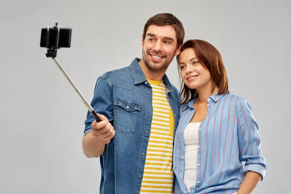 Casal feliz tomando selfie por smartphone — Fotografia de Stock