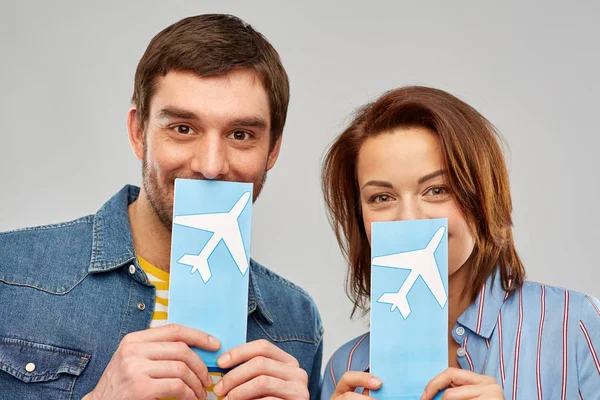 Pareja feliz con boletos de avión —  Fotos de Stock