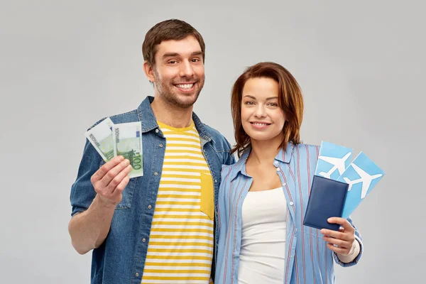 Pareja con billetes de avión, pasaporte y dinero — Foto de Stock