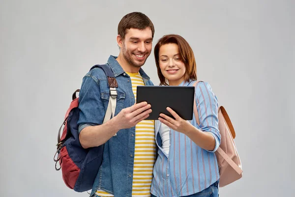 Happy couple of tourists with tablet computer — Stok fotoğraf