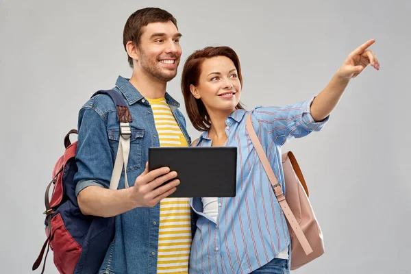 Feliz pareja de turistas con Tablet PC —  Fotos de Stock