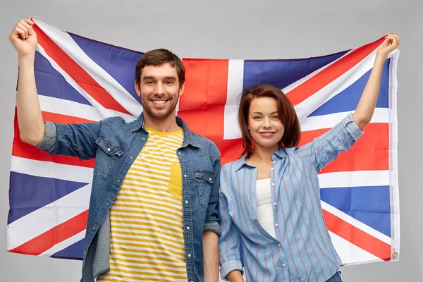 Feliz pareja sosteniendo bandera británica — Foto de Stock