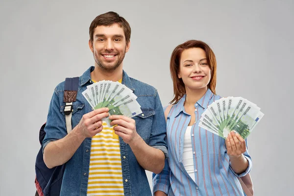 Pareja de turistas con mochilas y dinero — Foto de Stock