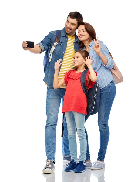 Happy family with backpacks taking selfie — Stock fotografie