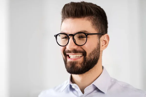 Portréja mosolygott szakállas üzletember szemüveg — Stock Fotó