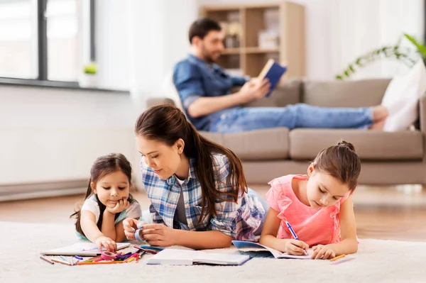 Mutter mit kleinen Töchtern zeichnet zu Hause — Stockfoto