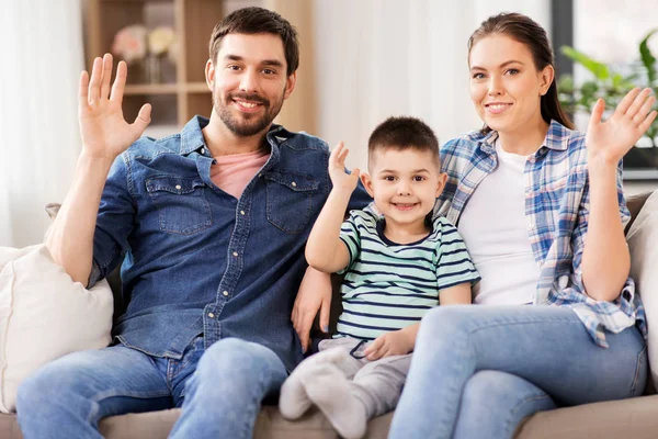 Retrato de la familia feliz saludando las manos en casa — Foto de Stock