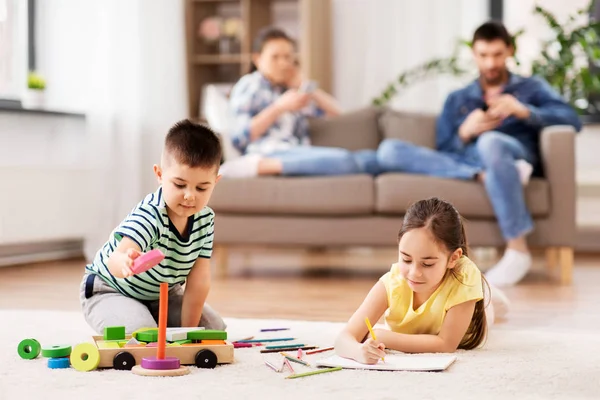 Fratello e sorella giocare e disegnare a casa — Foto Stock