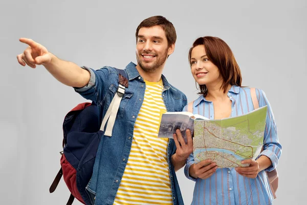 Lyckliga par turister med stadsguide och karta Royaltyfria Stockbilder