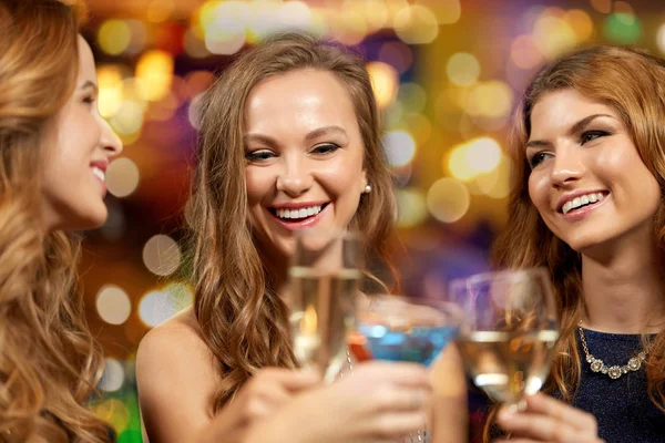 Mulheres felizes batendo óculos no clube noturno — Fotografia de Stock