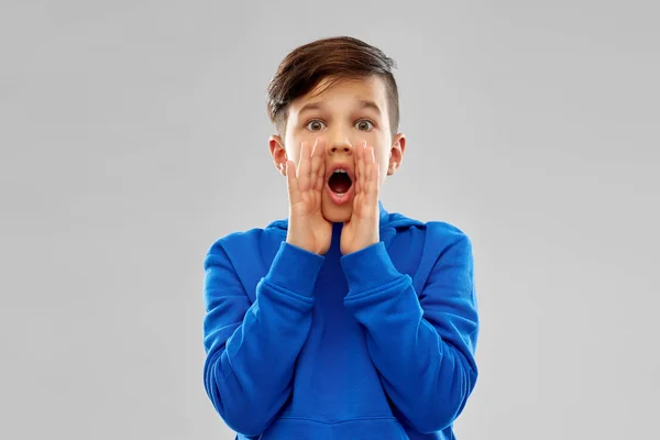 Menino assustado de capuz azul gritando ou chamando — Fotografia de Stock