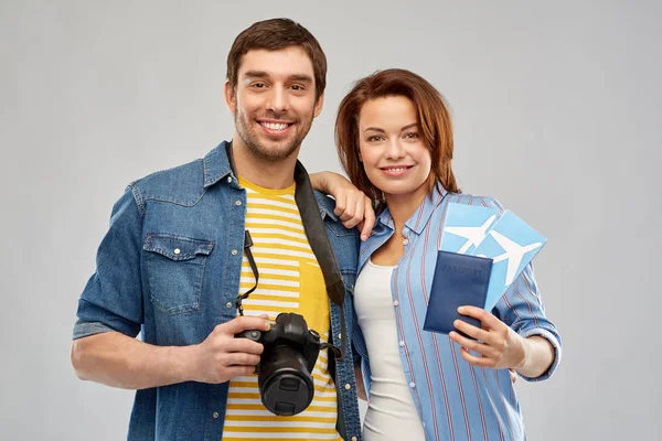 Casal feliz com passagens aéreas, passaporte e câmera — Fotografia de Stock