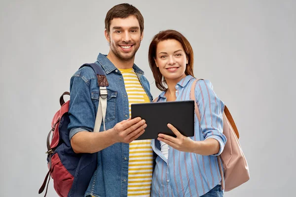 Happy couple of tourists with tablet computer — Stok fotoğraf