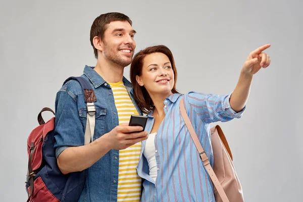 Ευτυχισμένο ζευγάρι των τουριστών με smartphone — Φωτογραφία Αρχείου