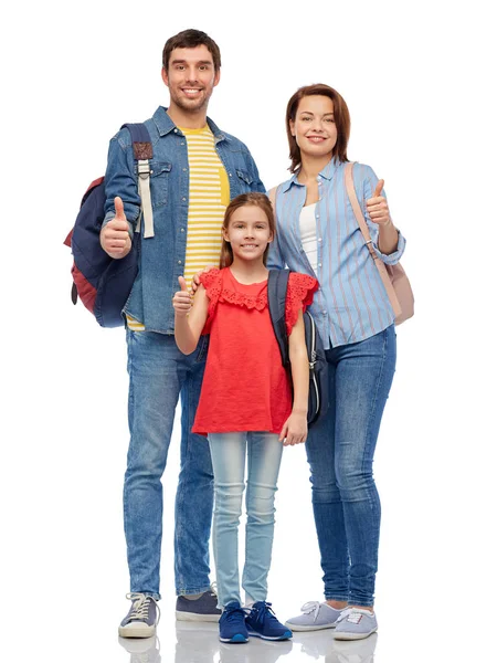 Счастливая семья с дорожными сумками, показывающими большие пальцы вверх — стоковое фото