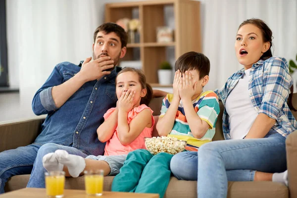 Familia asustada con palomitas de maíz viendo horror en la televisión —  Fotos de Stock