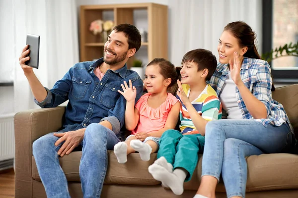 Lycklig familj med videosamtal på surfplatta dator — Stockfoto