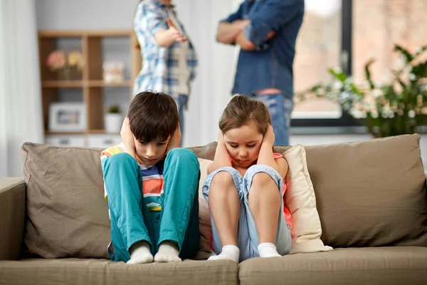 Enfants tristes et parents se querellant à la maison — Photo