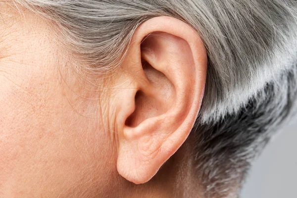 Menutup telinga wanita senior — Stok Foto
