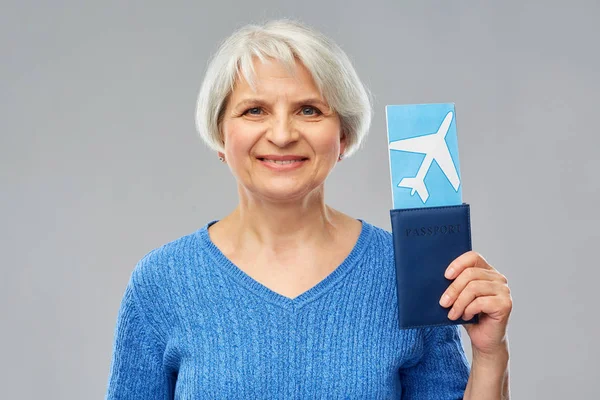 Ανώτερος γυναίκα με διαβατήριο και αεροπλάνο εισιτήριο — Φωτογραφία Αρχείου