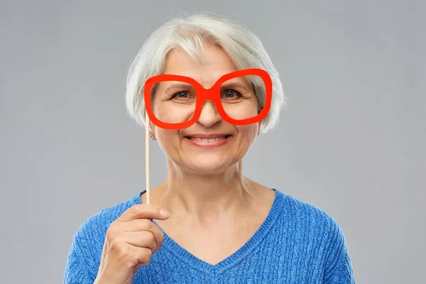 Grappige Senior vrouw met grote partij bril — Stockfoto