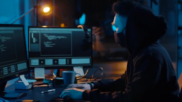 Hacker usando computador para ataque cibernético à noite — Vídeo de Stock