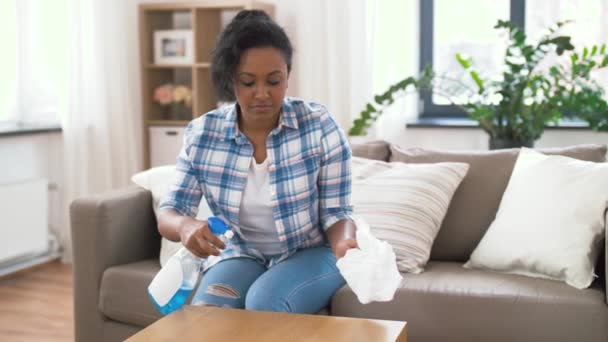 Africano americano mujer limpieza mesa en casa — Vídeo de stock