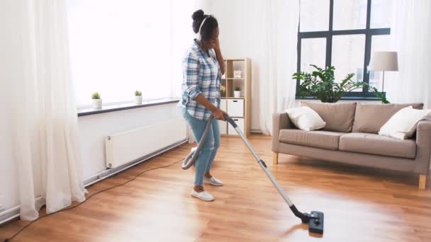 Woman or housewife with vacuum cleaner at home — Stock Video