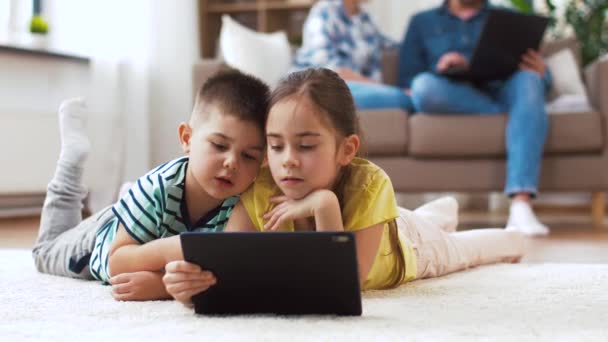Fratello e sorella con tablet a casa — Video Stock
