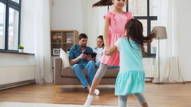 Irmãs felizes dançando e se divertindo em casa — Vídeo de Stock