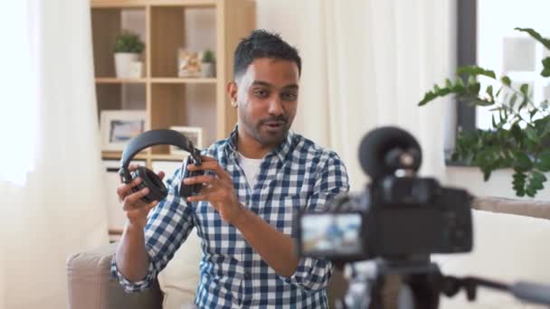 Blogger laki-laki dengan headphone videoblogging di rumah — Stok Video