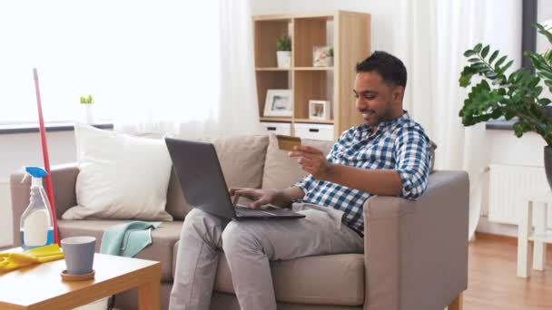 Чоловік з покупками ноутбуків онлайн після прибирання — стокове відео