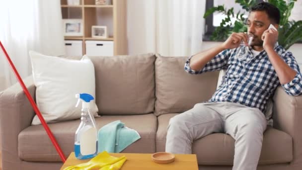 Man ringer på smartphone efter rengöring hem — Stockvideo