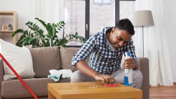Hombre indio limpiando mesa con detergente en casa — Vídeo de stock