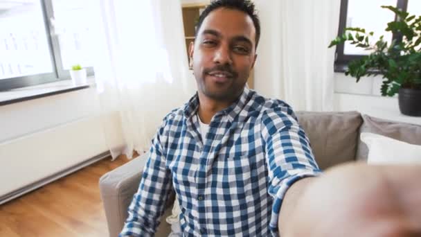 Blogger masculino indio grabando video blog en casa — Vídeos de Stock