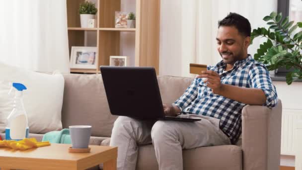 Man med laptop shopping på nätet efter rengöring — Stockvideo