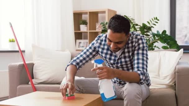 Homme indien table de nettoyage avec détergent à la maison — Video