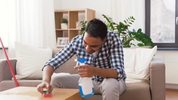 Tavolo di pulizia uomo indiano con detergente a casa — Video Stock