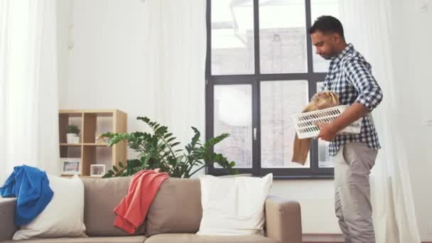 Hombre indio recogiendo ropa para lavar en casa — Vídeos de Stock