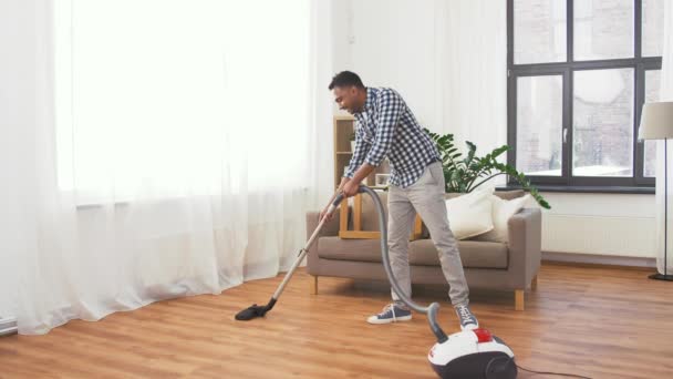 Homme indien avec aspirateur à la maison — Video