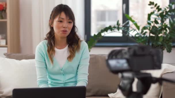 Asiático mujer blogger con cámara grabación vídeo — Vídeo de stock