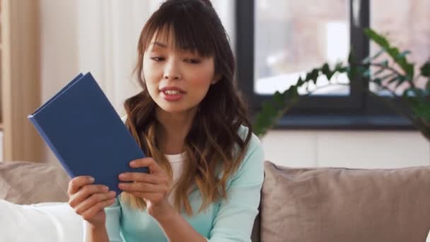 Asiático mujer blogger haciendo video revisión de libro — Vídeo de stock