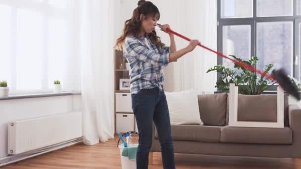 Азіатська жінка з мітлою зачищає підлогу і прибирає — стокове відео