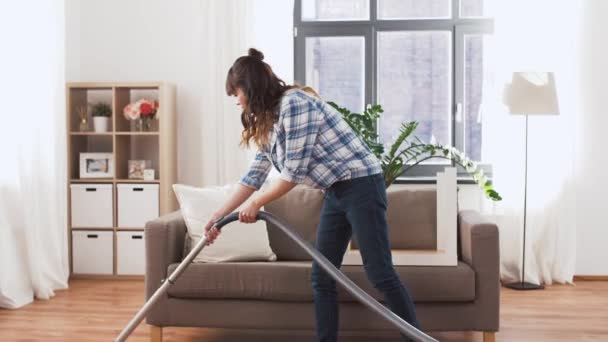 Asiatique femme avec aspirateur à la maison — Video