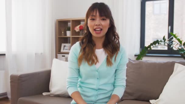Азіатський жіночий блогер записує відео блог вдома — стокове відео